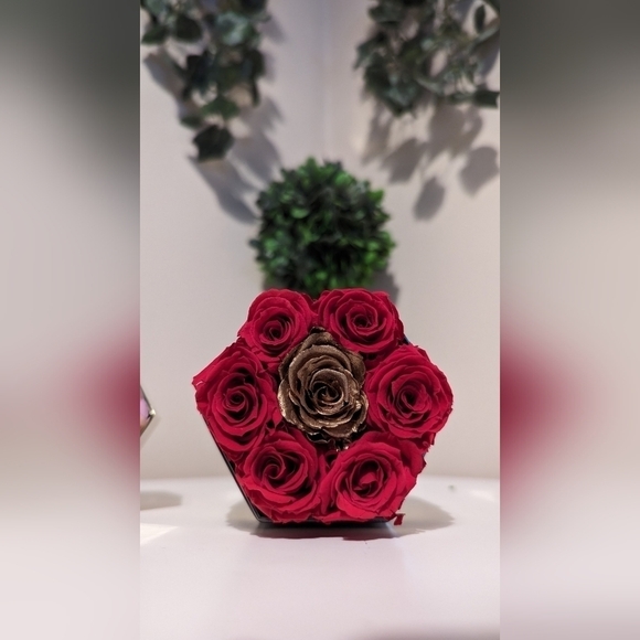 the million roses Gold Exagon Box - Picture 5 of 6